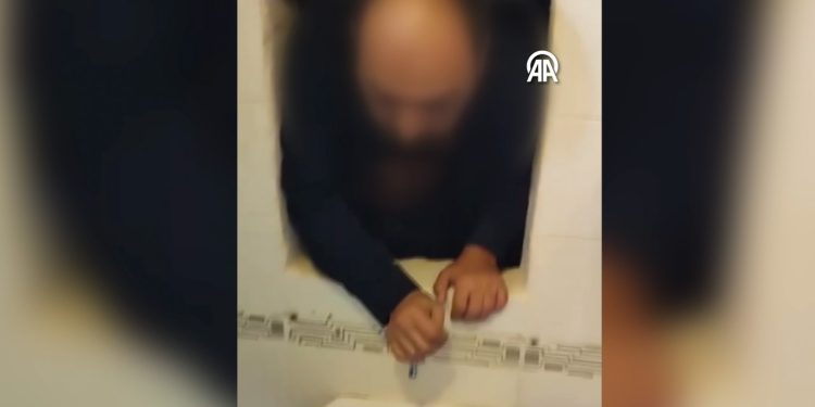 5 ayrı suçtan aranan hükümlü tuvaletteki gizli bölmede yakalandı