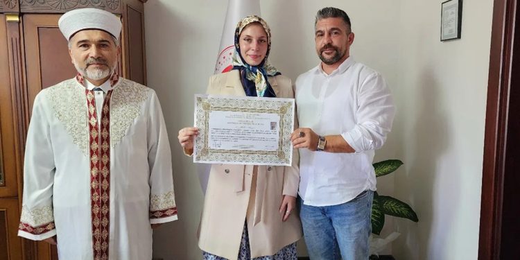 Alman kadın öğretmen, Eskişehir’de Müslüman oldu